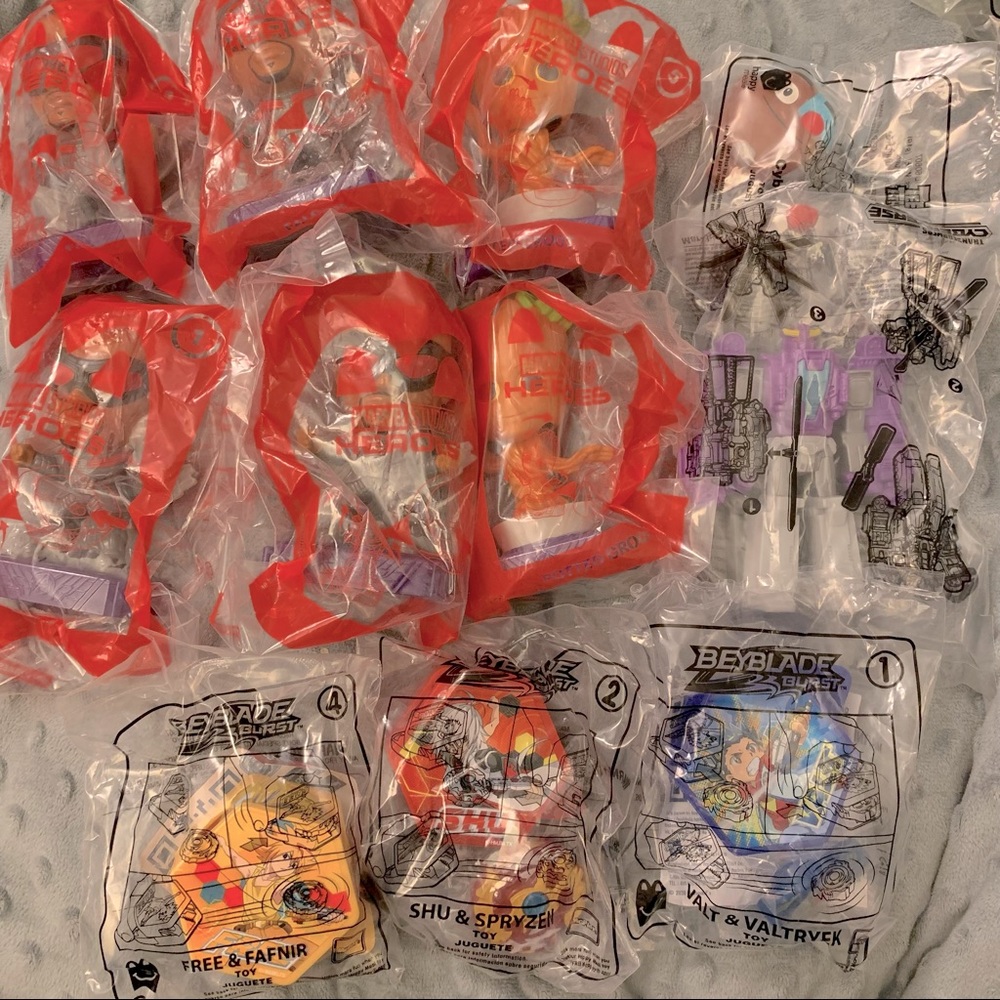 11 AVENGERS/BEYBLADE/TRANSFORMERS+ Happy Meal Toys